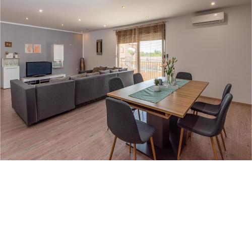 Cozy Apartment In Pula With Kitchen