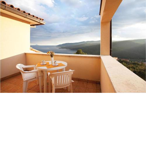 Cozy Apartment In Rabac With House Sea View