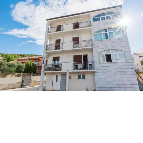 Cozy Apartment In Slatine With Wifi