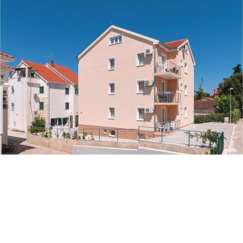Cozy Apartment In Supetar With Kitchen