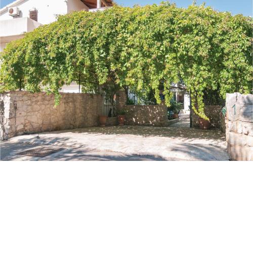 Cozy Apartment In Supetar With Wifi