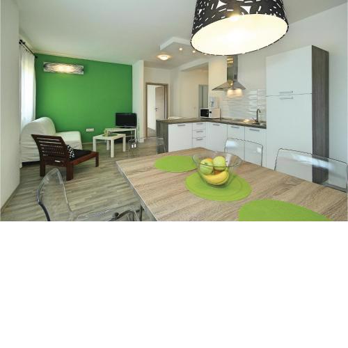 Cozy Apartment In Umag With Kitchen