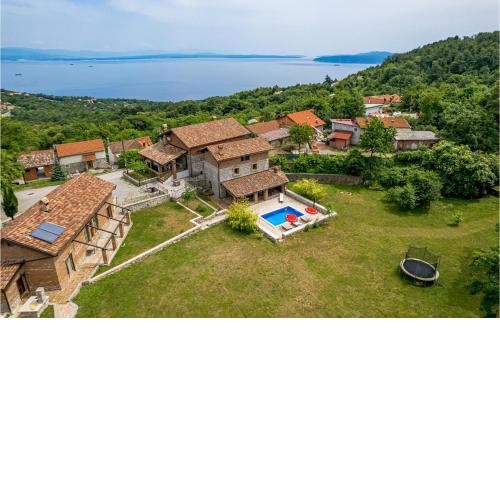 Cozy Home In Icici With Outdoor Swimming Pool