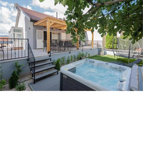 Cozy Home In Imotski With Jacuzzi
