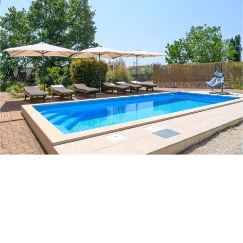 Cozy Home In Marcana With Jacuzzi