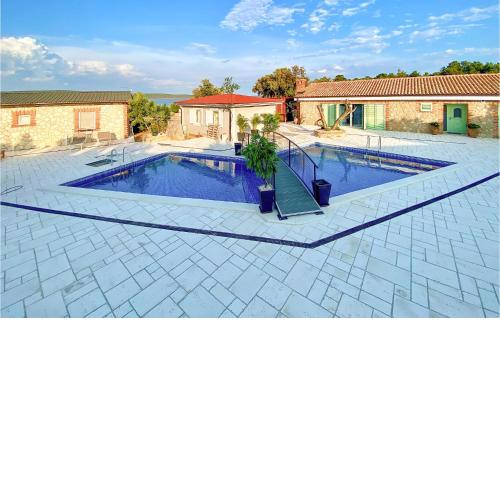 Cozy Home In Nerezine With Jacuzzi