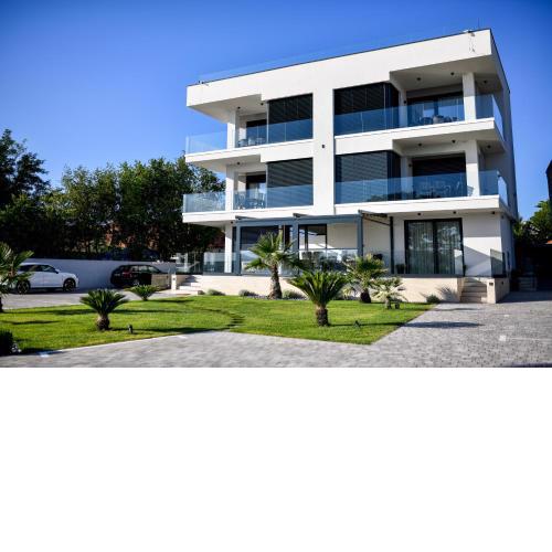 CROWONDER Apartments & Rooms OAZA with heated Swimming Pool and Sauna