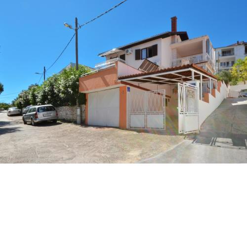 D large apt with big terrace next to the beach