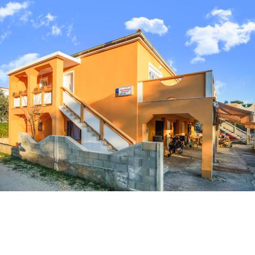 Delightful Apartment in Vir with Garden