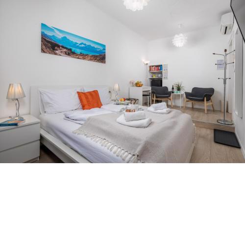 Delta Rooms