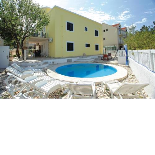 Dragan's Den Hostel