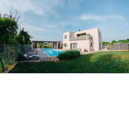 ENJOY BLUE, APP with POOL & PETS welcome