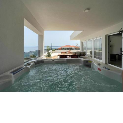 Exclusive 2 Bedroom Seafront Suite with jacuzzi