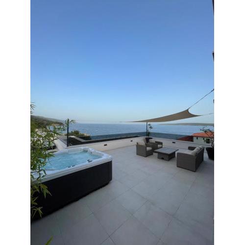 Exclusive Seafront Suite with jacuzzi