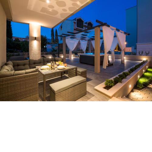 Family Apartment Dubrovnik - private jacuzzi terrace, private parking