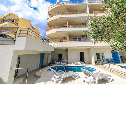 Family friendly apartments with a swimming pool Brela, Makarska - 19998