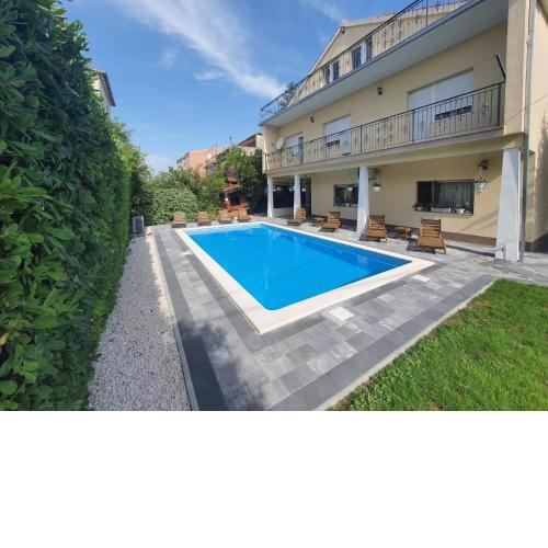 Family friendly apartments with a swimming pool Kastel Novi, Kastela - 18645
