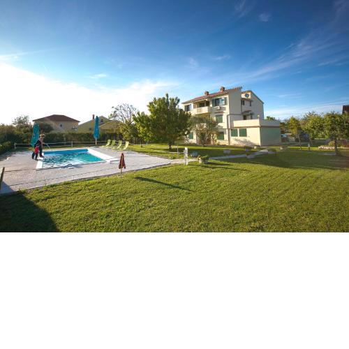 Family friendly apartments with a swimming pool Nin, Zadar - 6560