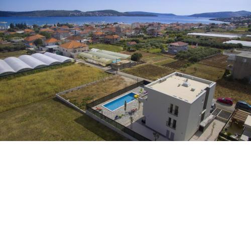 Family friendly apartments with a swimming pool Seget Donji, Trogir - 17869