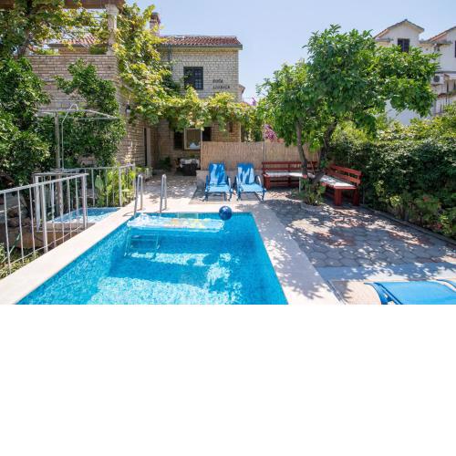 Family friendly apartments with a swimming pool Sutivan, Brac - 16593