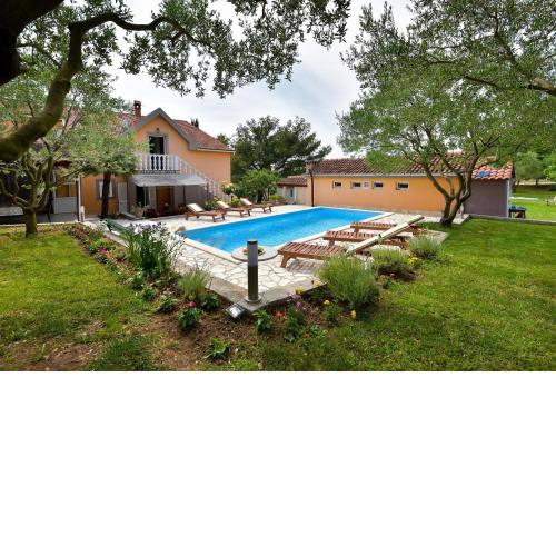 Family friendly apartments with a swimming pool Sveti Filip i Jakov, Biograd - 17192