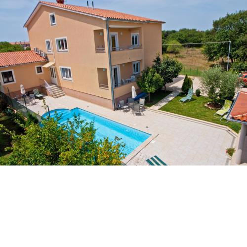 Family friendly apartments with a swimming pool Vinkuran, Pula - 7444