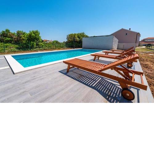 Family friendly Apt Nin with a swimming pool