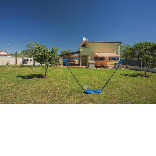 Ferienhaus mit Badminton- und Minifussballplatz