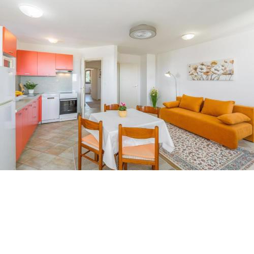 Ferienwohnung Livija 4 mit Pool und Meerblick