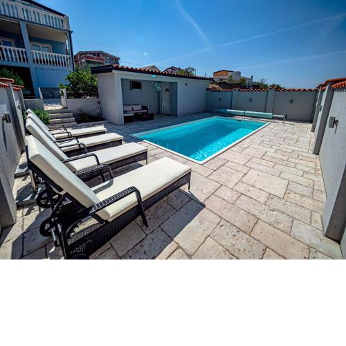 Ferienwohnung mit Pool und privatem Sportplatz zur Alleinnutzung nur 300m vom Meer fernab vom Massentourismus