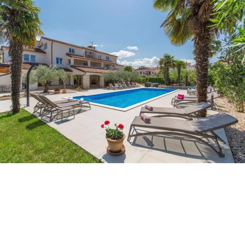 Ferienwohnung Paradiso 2 mit Pool , Garten, Liegen
