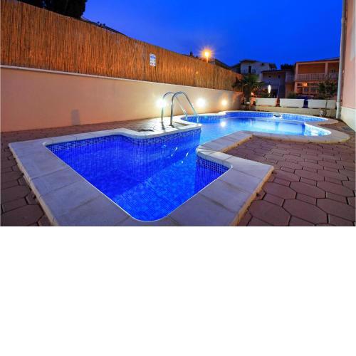 Gorgeous Apartment In Baska Voda With Kitchen