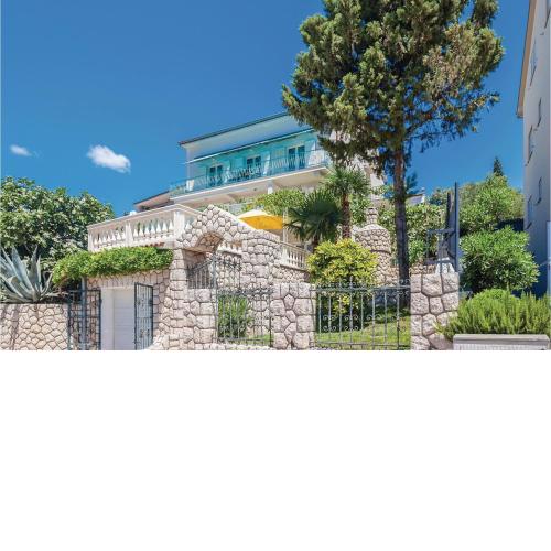 Gorgeous Apartment In Dramalj With Kitchen