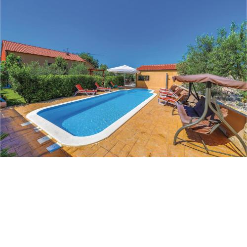 Gorgeous Apartment In Kastel Stari With Jacuzzi