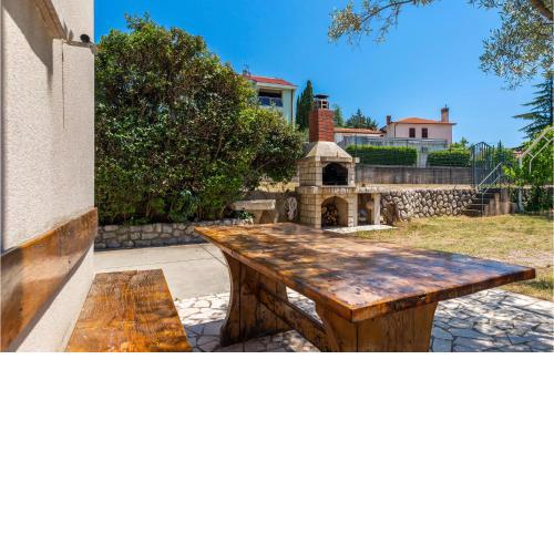 Gorgeous Apartment In Malinska With Wifi