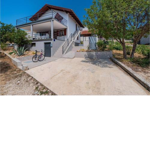 Gorgeous Apartment In Maslenica With Wifi