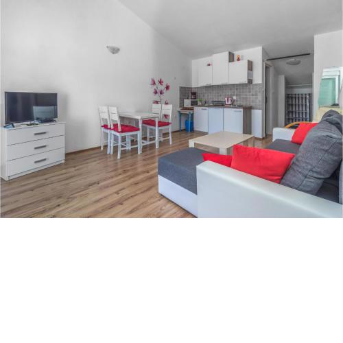 Gorgeous Apartment In Novi Vinodolski With Wifi