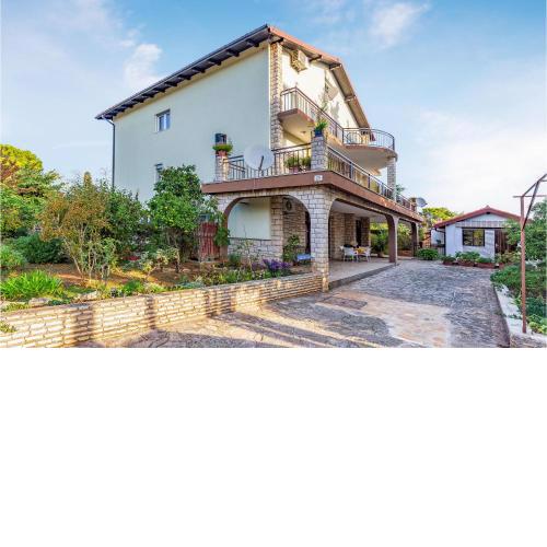 Gorgeous Apartment In Premantura With Kitchen