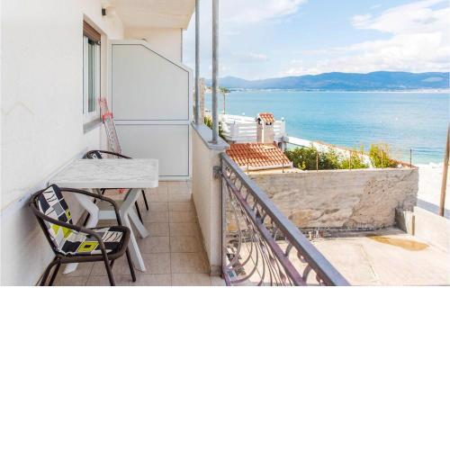 Gorgeous Apartment In Slatine With House Sea View