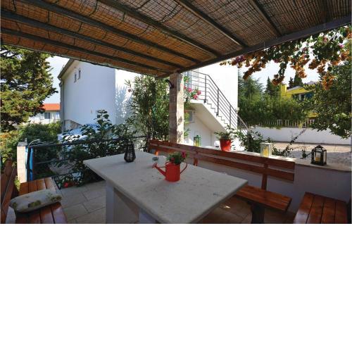 Gorgeous Apartment In Stari Grad With Wifi