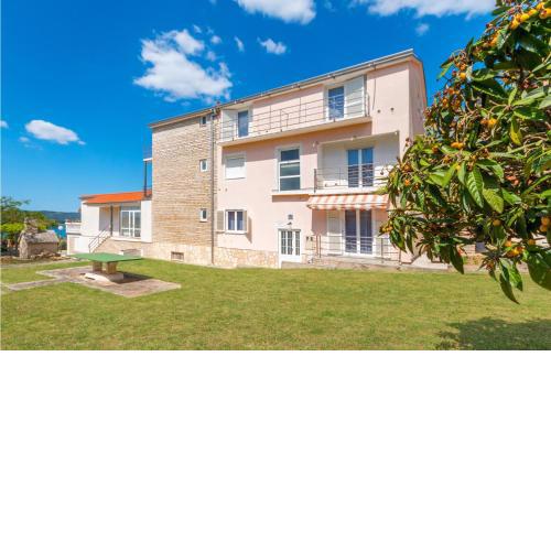 Gorgeous Apartment In Sveti Filip I Jakov