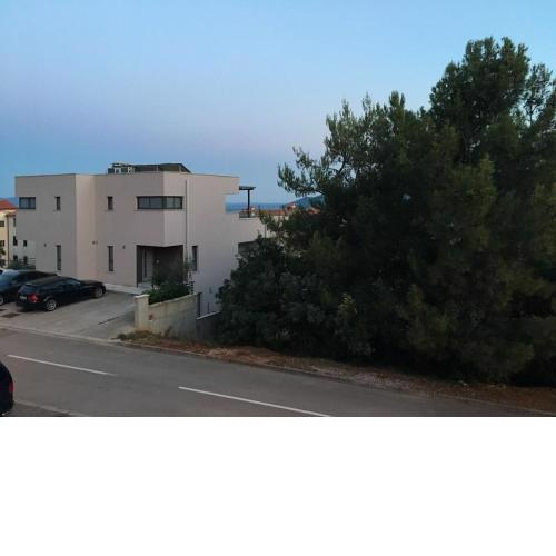 Gorgeous Biserka Apartment near the sea