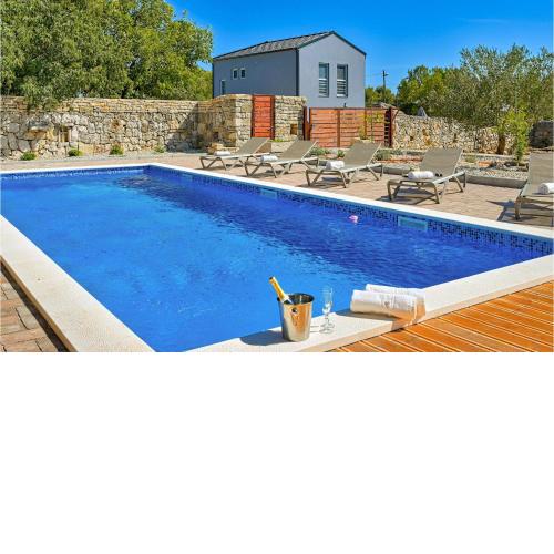 Gorgeous Home In Biograd Na Moru With Jacuzzi