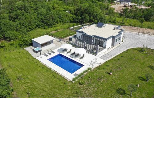 Gorgeous Home In Grubine With Jacuzzi