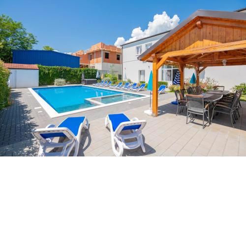 Gorgeous Home In Kamenmost With Jacuzzi