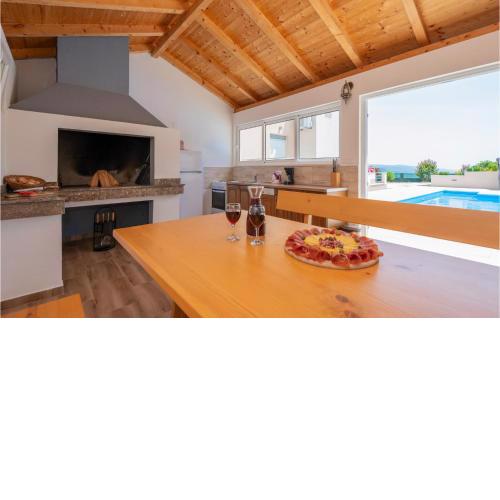 Gorgeous Home In Lokvicici With Wifi