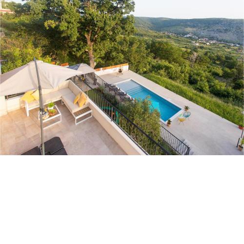 Gorgeous Home In Srinjine With Kitchen