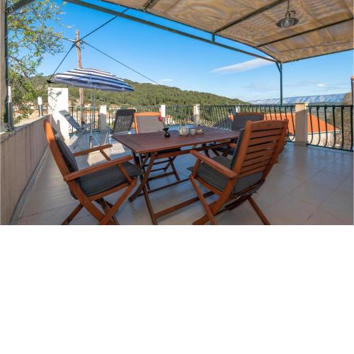 Gorgeous Home In Stari Grad With Wifi