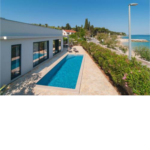 Gorgeous Home In Sutivan With House Sea View