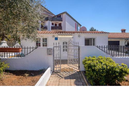 Guest house Ivana 300m from the beach